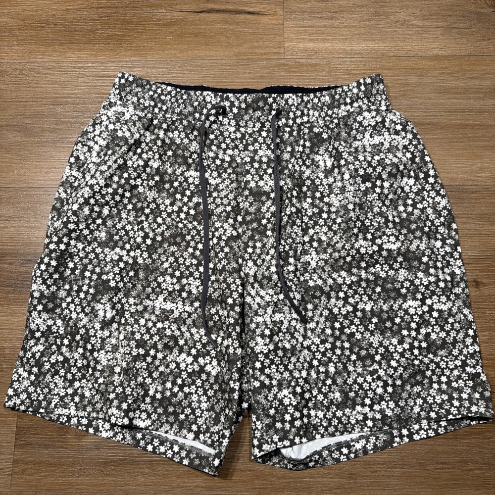 Lululemon Men's MEDIUM Channel Cross Lined Swim Short 7" Gray Floral Grid M7ATBS